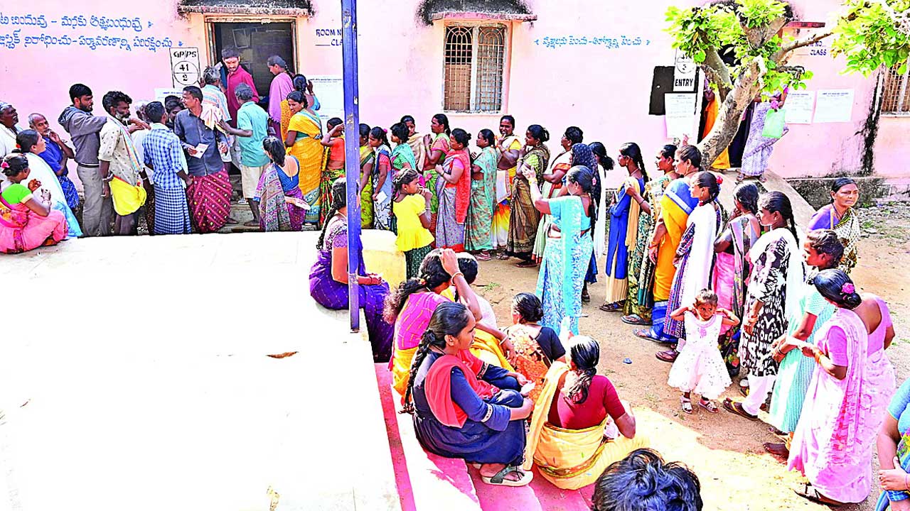 ఓటెత్తిన పల్లెలు