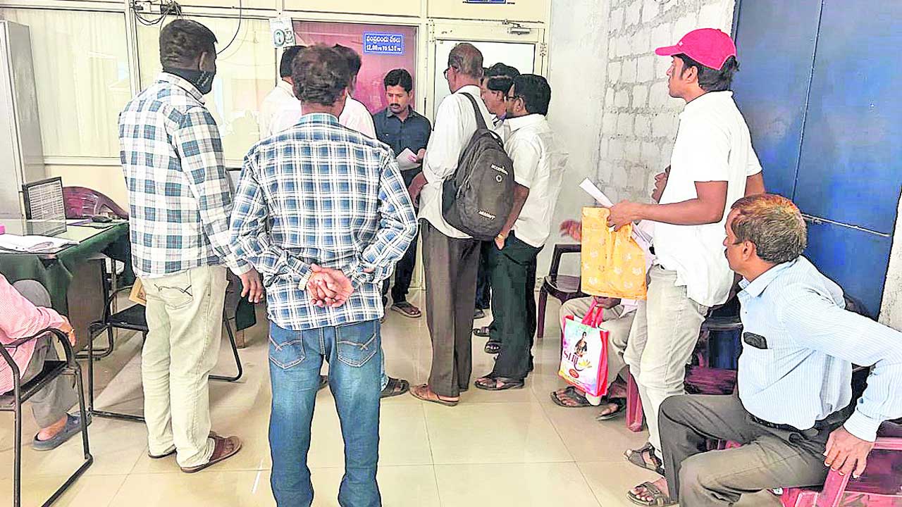 చిట్స్‌ రిబిస్ట్రార్‌లో చీటింగ్‌!