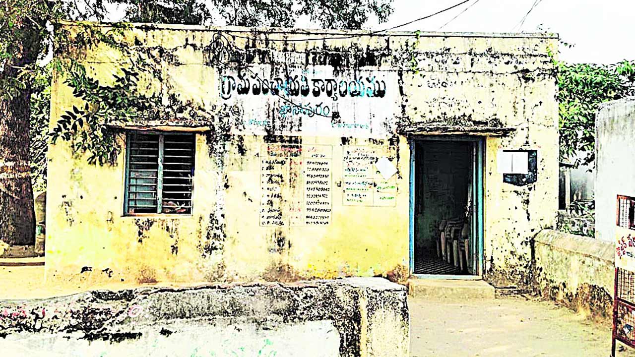 అద్దె భవనాలు.. శిథిల పంచాయతీలు!