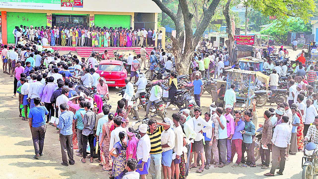 పడిగాపులు.. తోపులాటలు