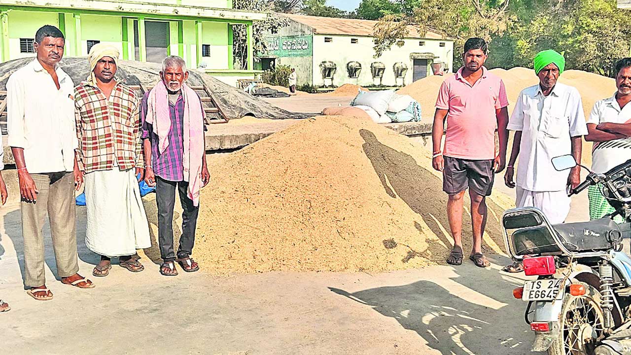 దొడ్డు వడ్లు కొంటలేరు!