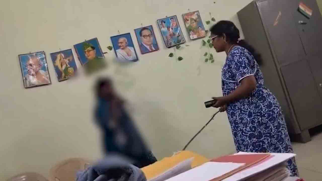 Warden attack | విద్యార్థినిని చితకబాదిన హాస్టల్‌ వార్డెన్‌.. వీడియో
