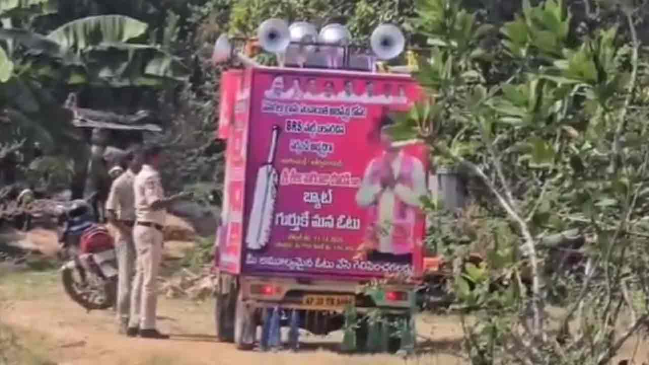 వరంగల్ జిల్లాలో పోలీసుల అత్యుత్సాహం.. బీఆర్ఎస్ ప్రచార రథం అడ్డుకుని వేధింపులు