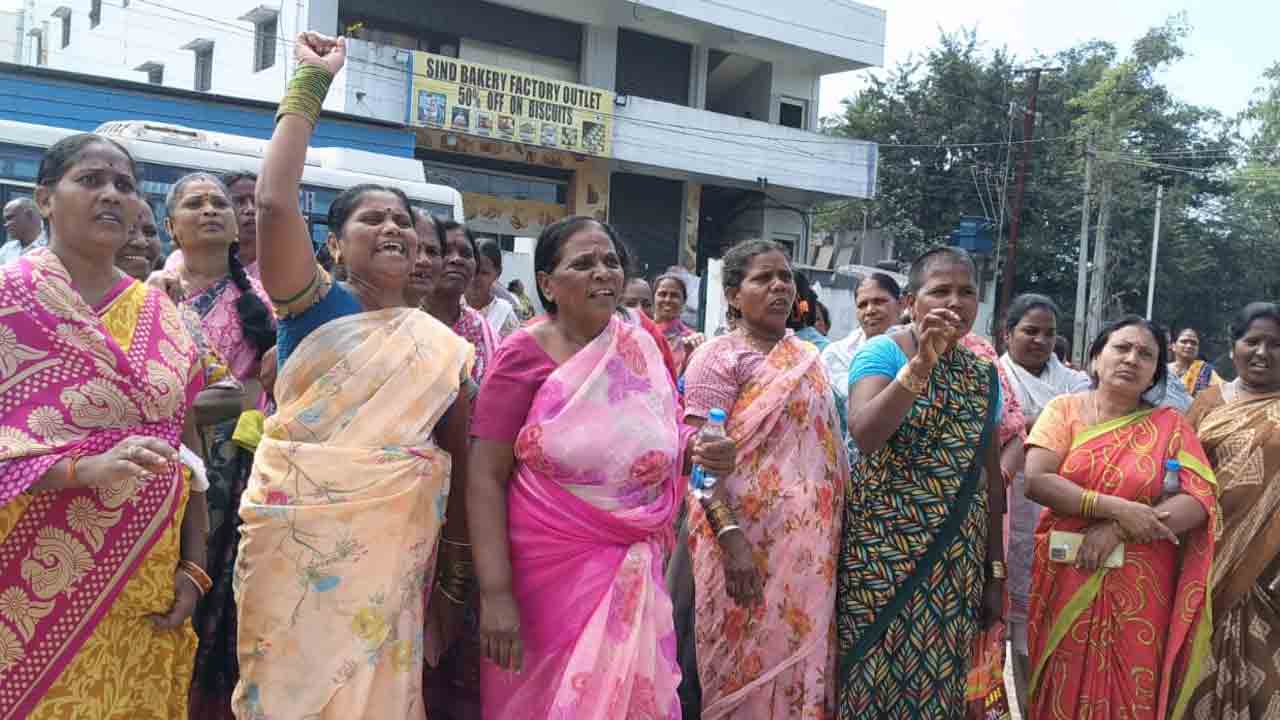 Wine shop | వైన్స్ దుకాణాన్ని తొలగించాలని మహిళల ఆందోళన