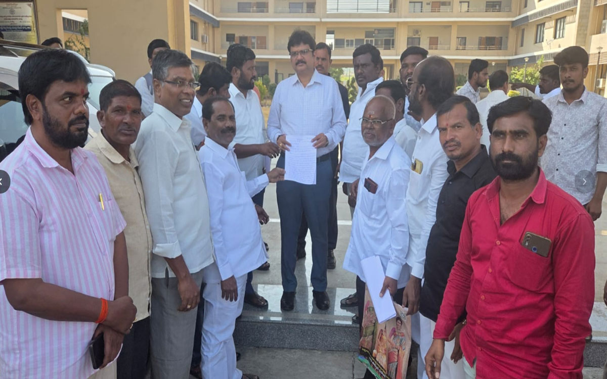 Bibinagar : మట్టి అక్రమ తరలింపుపై కలెక్టర్‌ హనుమంతరావుకు వినతి