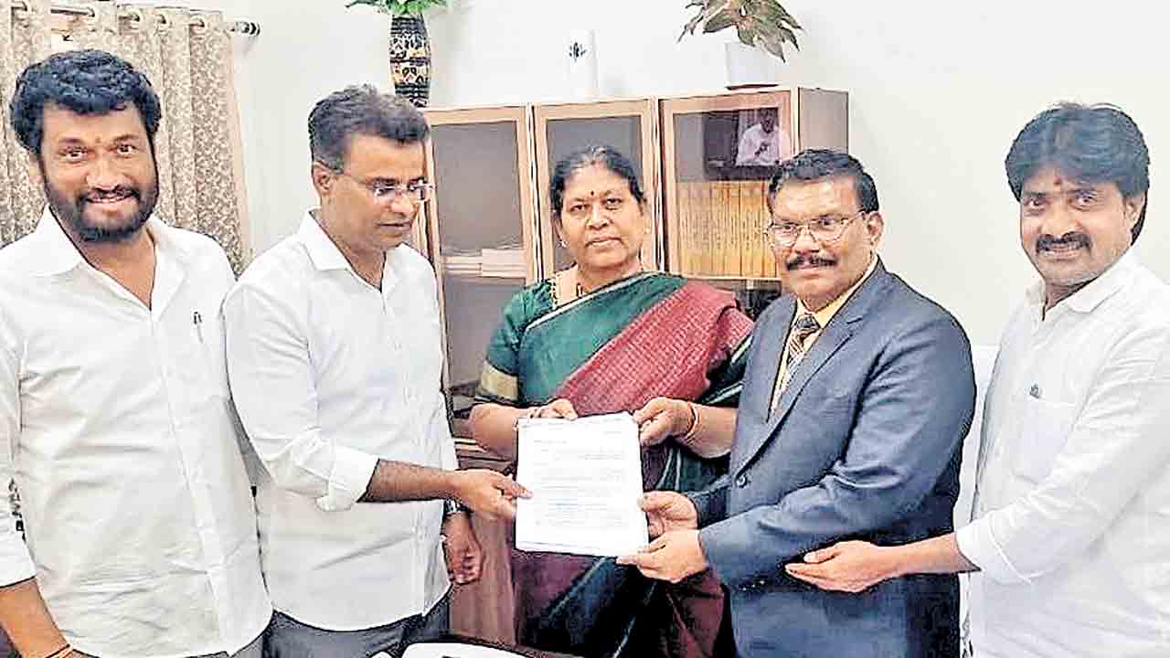 సీఎంపై సభాహక్కుల నోటీసు.. అబద్ధాలు చెప్పిన రేవంత్‌రెడ్డిపై చర్యలు తీసుకోండి: బీఆర్‌ఎస్‌