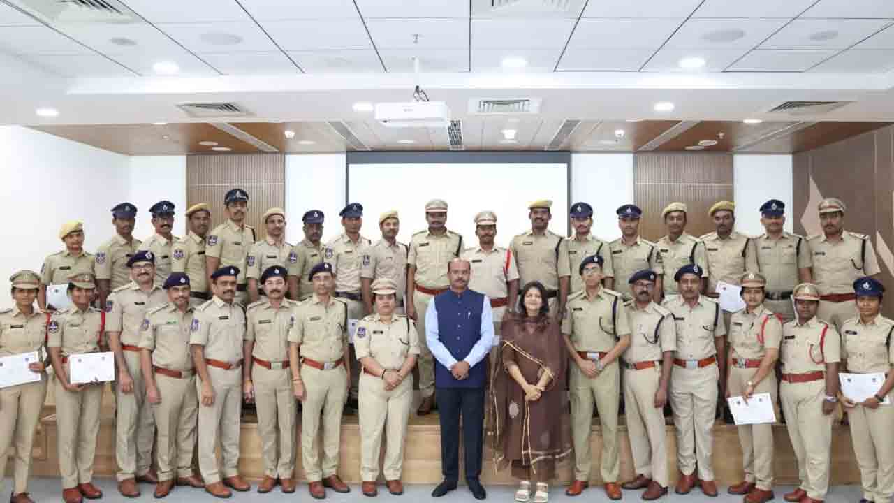 సైబర్‌ వారియర్లకు డీజీపీ సన్మానం