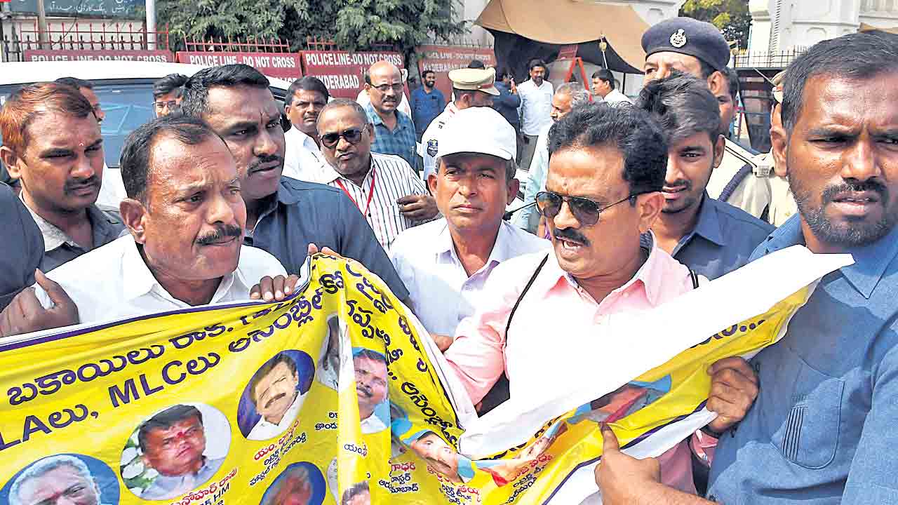 రిటైర్డ్‌ ఉద్యోగులపై సర్కార్‌ దమనకాండ.. చలో అసెంబ్లీ పిలుపుతో పోలీసుల అరెస్టులు, నిర్బంధాలు