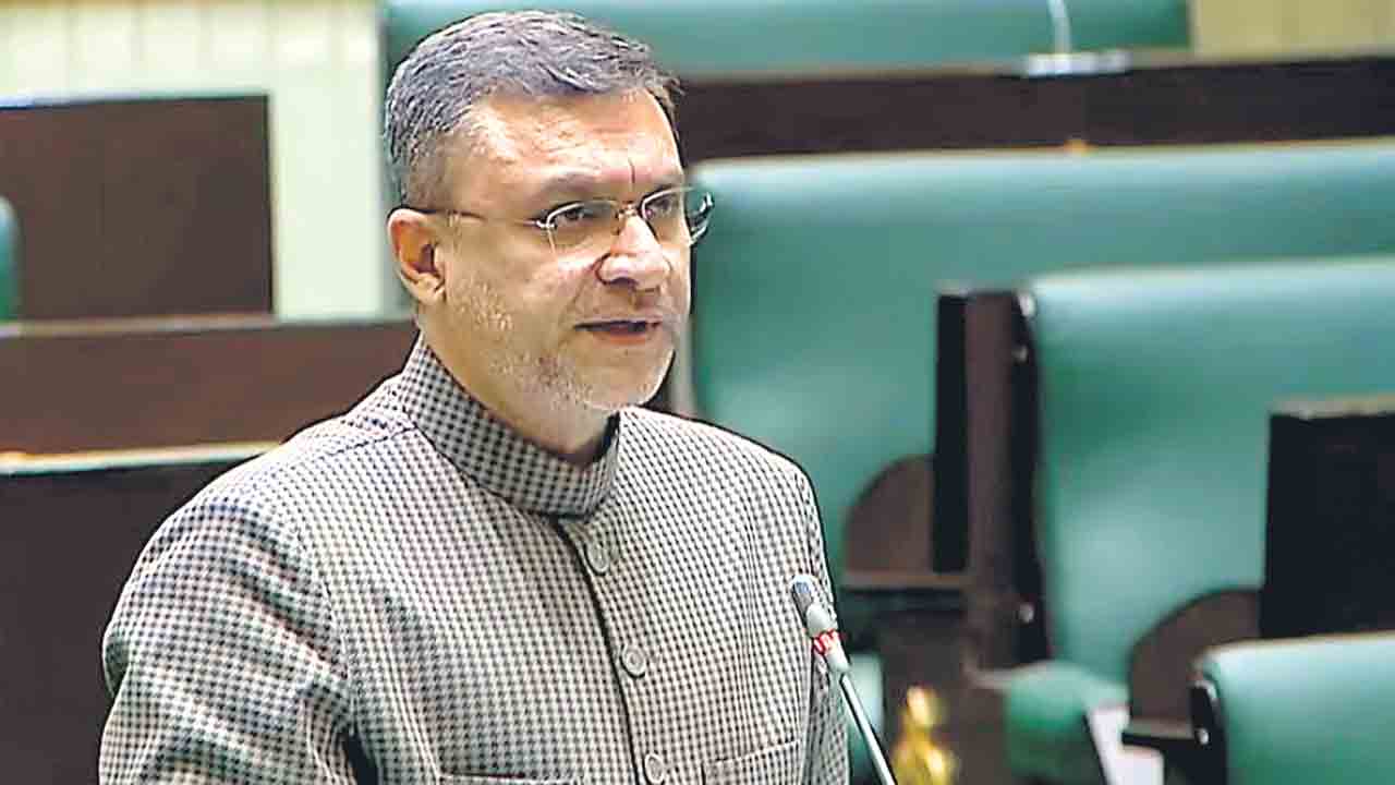 మనూ భూమిని వదలరా.. సర్కార్‌పై అసెంబ్లీలో అక్బరుద్దీన్‌ ఆరోపణలు