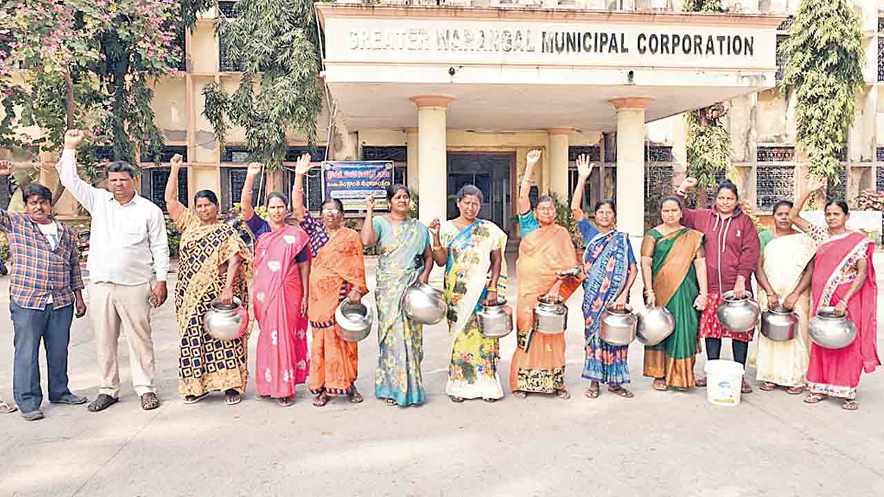 Konda Surekha | మంత్రి సురేఖ మాపై కుక్కలను వదిలారు.. వరంగల్ తాగునీటి ధర్నాలో మహిళ ఆవేదన