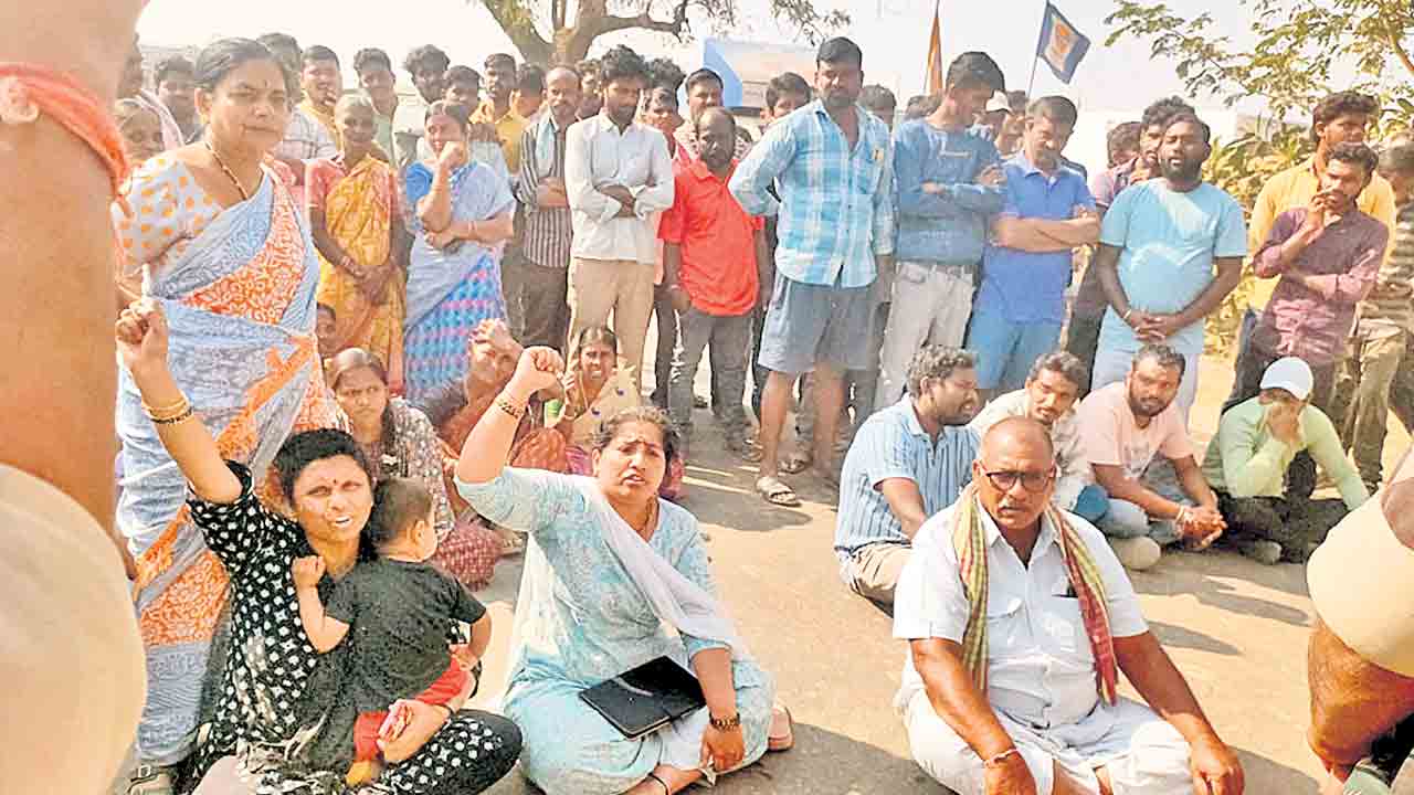 ఇండ్ల కూల్చివేతతో ఉద్రిక్తత.. మంథని-పెద్దపల్లి ప్రధాన రోడ్డుపై బాధితుల ధర్నా
