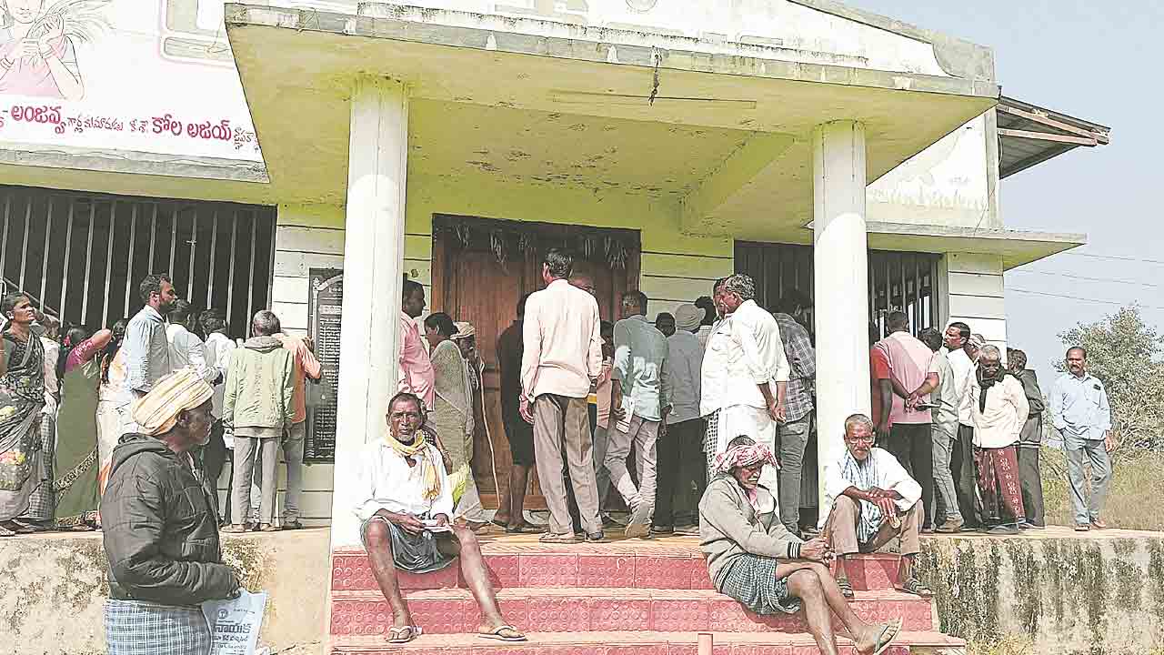 యూరియా.. అదే గోస.. వెంకటాపూర్‌, నిజామాబాద్‌లో పొద్దటి సందే రైతుల బారులు