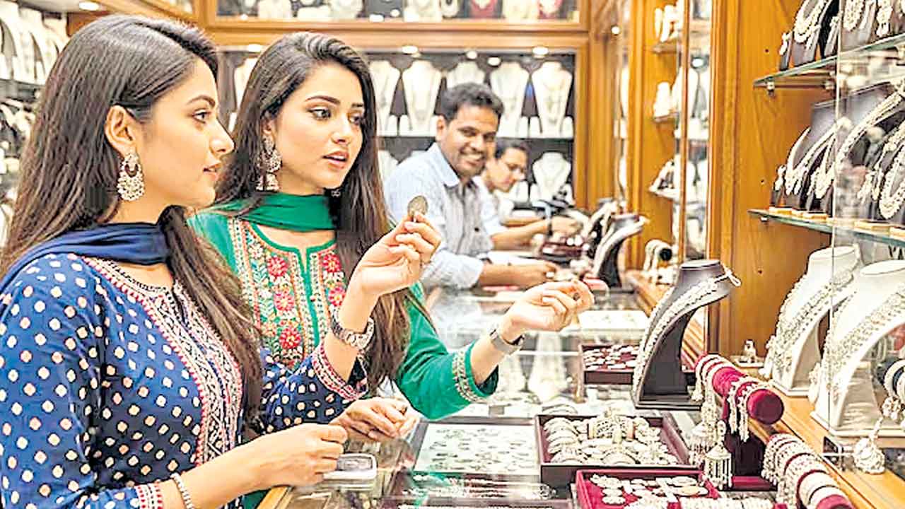 భారీగా తగ్గిన వెండి ధర.. రూ.12,500 పడిపోయిన కిలో రేటు