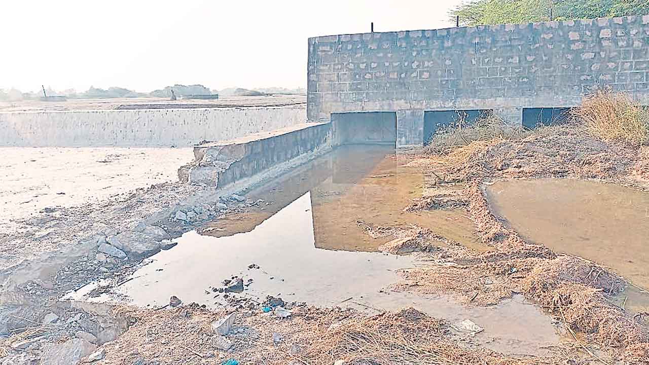 చెక్‌డ్యామ్‌ రక్షణ గోడ కూల్చివేత.. రాజన్న సిరిసిల్ల జిల్లాలో కలకలం