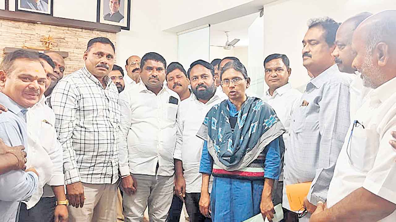 పాలకుర్తిని అత్తాకోడళ్ల నుంచి కాపాడండి.. ఎమ్మెల్యే యశస్వినీరెడ్డి, అత్త ఝాన్సీరెడ్డి తీరుతో పార్టీకి నష్టం