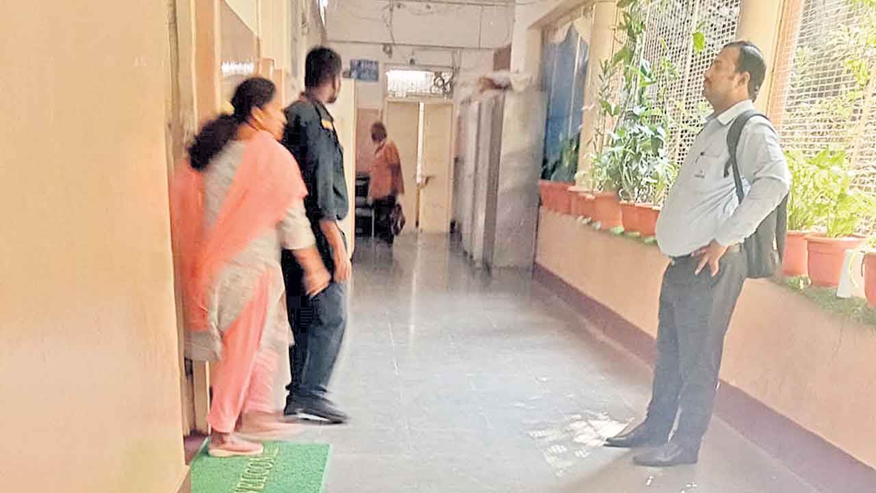 నేను తలుచుకుంటే.. నీ అంతు చూస్తా.. మంత్రి అంటే లెక్కలేదా? చేతకాకపోతే వెళ్లిపోండి