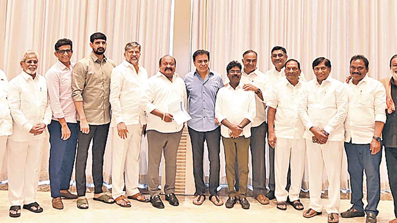 పుర‘పోరు’కు గులాబీ సైన్యం రెడీ.. వరుసగా జిల్లాల సన్నాహక సమావేశాలు పార్టీ శ్రేణులకు కేటీఆర్‌ దిశానిర్దేశం