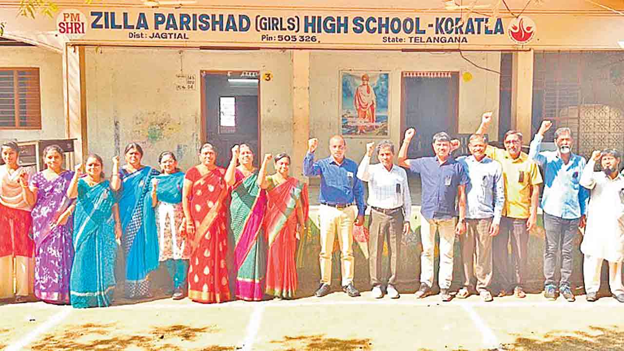 టెట్‌ మినహాయించాలని టీచర్ల నిరసన