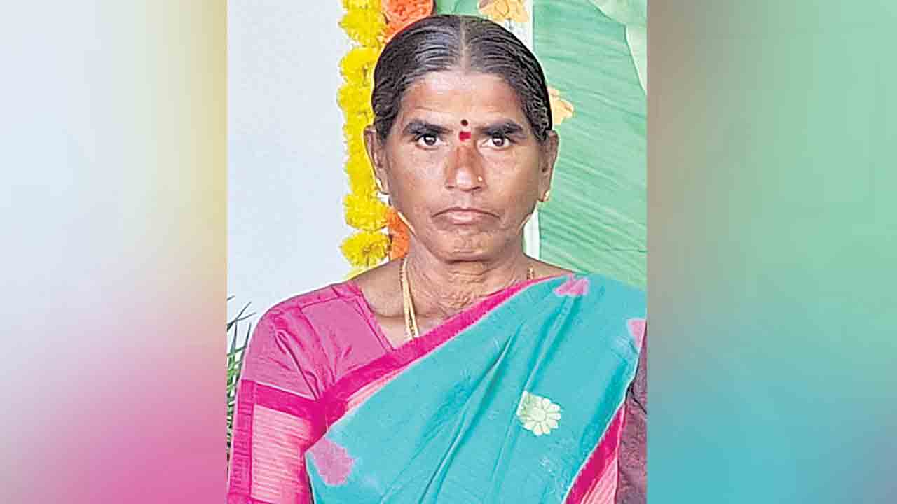 కోతులు తరమడంతో మహిళ మృతి