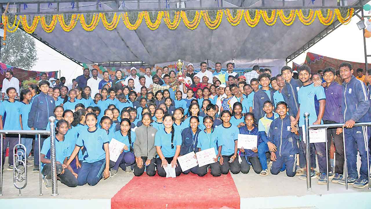 ఓవరాల్‌ చాంపియన్‌.. భద్రాచలం ముగిసిన రాష్ట్ర స్థాయి గిరిజన క్రీడోత్సవాలు