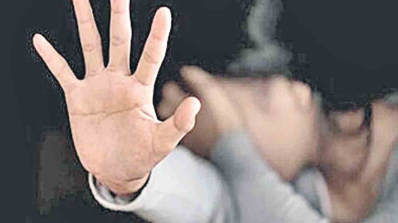 ఆ కీచక ఉద్యోగిపై ఎందుకంత ప్రేమ.. ఆ డైరెక్టర్‌ అండతోనే మితిమీరిపోయాడు..!