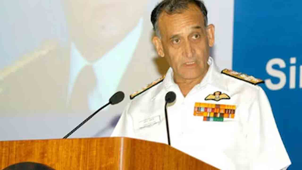 నేవీ మాజీ చీఫ్‌ అడ్మిరల్‌కు సర్‌ నోటీసు