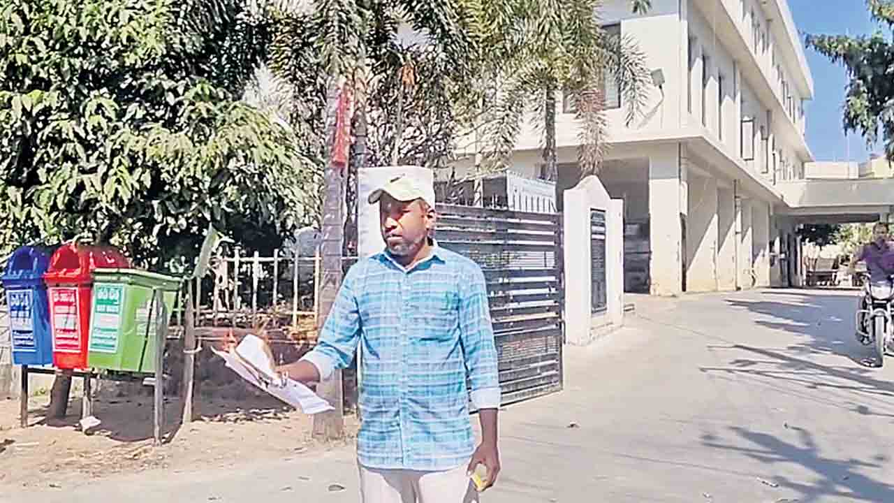 అక్రమ ఓటర్ల నమోదుపై ఆగ్రహం.. అధికారుల తీరుపై తీవ్ర నిరసన