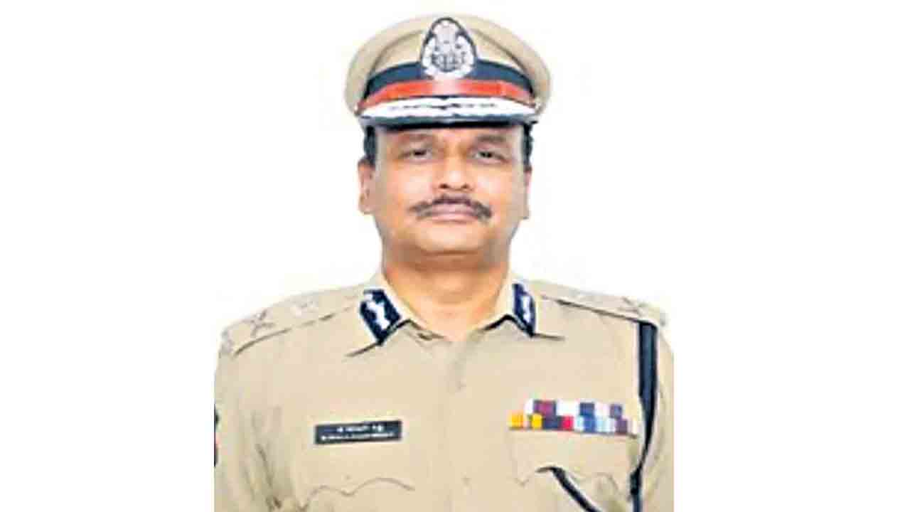 రోడ్డు భద్రతా నియమాలు పాటించాలి.. రాష్ట్ర ప్రజలకు డీజీపీ శివధర్‌రెడ్డి పిలుపు