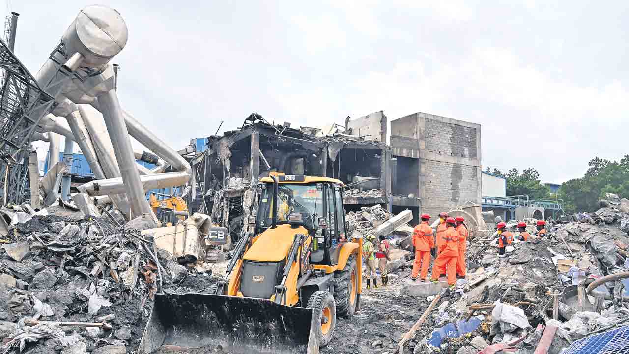 సిగాచిపై ఏందీ లాలూచీ.. మృతుల కుటుంబాలకు కోటి పరిహారంపై సీఎం పరిహాసం!