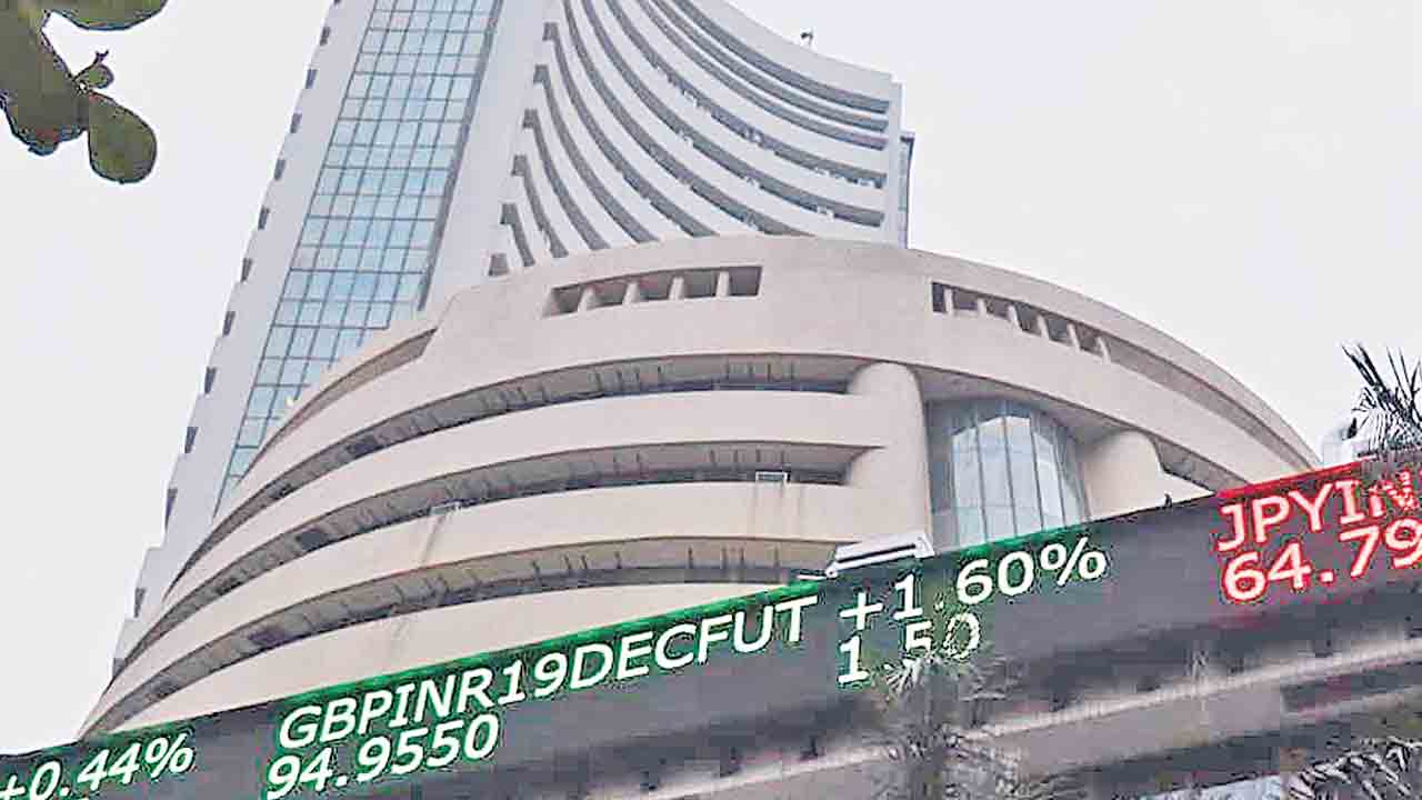 -715 నుంచి +302 పాయింట్లకు.. నష్టాల నుంచి లాభాల్లోకి వచ్చిన సెన్సెక్స్‌