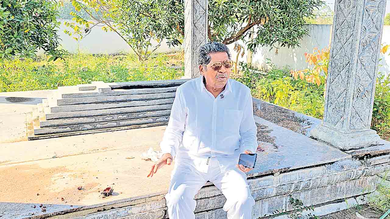 బతికుండగానే సమాధి నిర్మించుకున్నడు!
