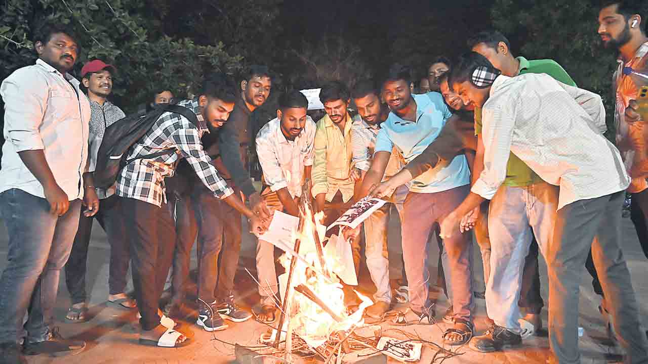 కొలువుల భర్తీకి పాతర.. జిల్లాల పునర్విభజన పేరిట 2 లక్షల జాబ్‌లకు ఎగనామం