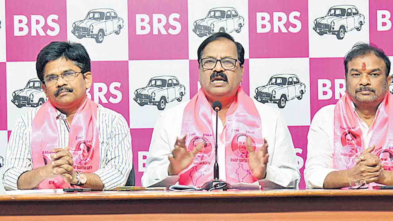 జిల్లాలు మారిస్తే సహించం.. ఉద్యోగాలు భర్తీ చేయకుండా కుట్ర