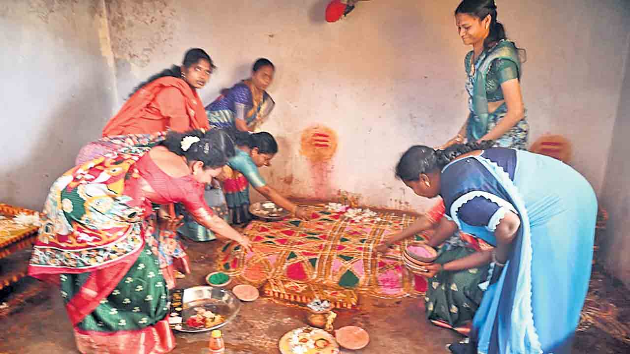 మేడారంలో ఘనంగా గుడిమెలిగే పండుగ