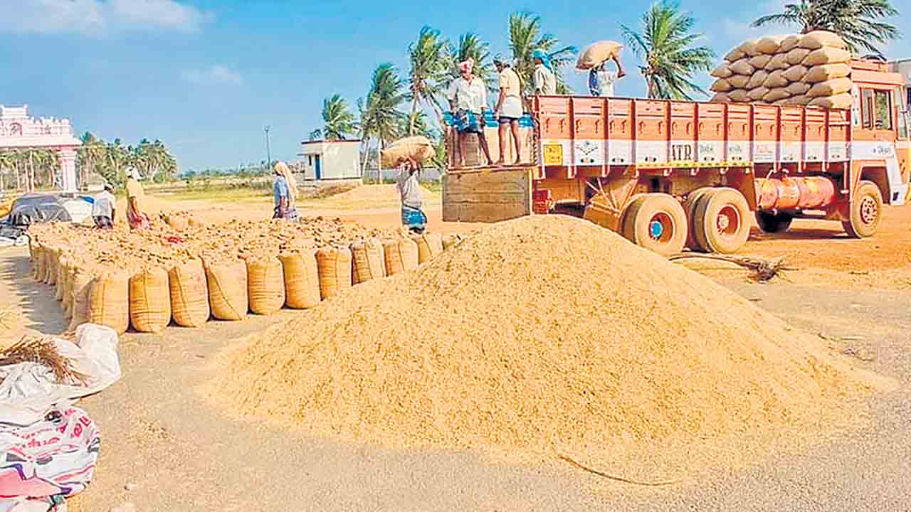 సగం వడ్లనైనా సర్కార్‌ కొనలే.. వానకాలంలో పండింది 148 లక్షల టన్నులు