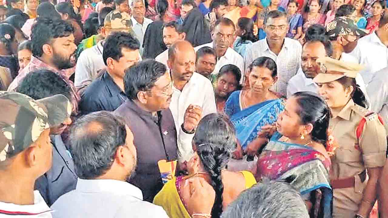 మంత్రులకు నిరసన సెగ.. చెన్నూర్‌లో వివేక్‌ను నిలదీసిన ఏటీసీ భూనిర్వాసితులు