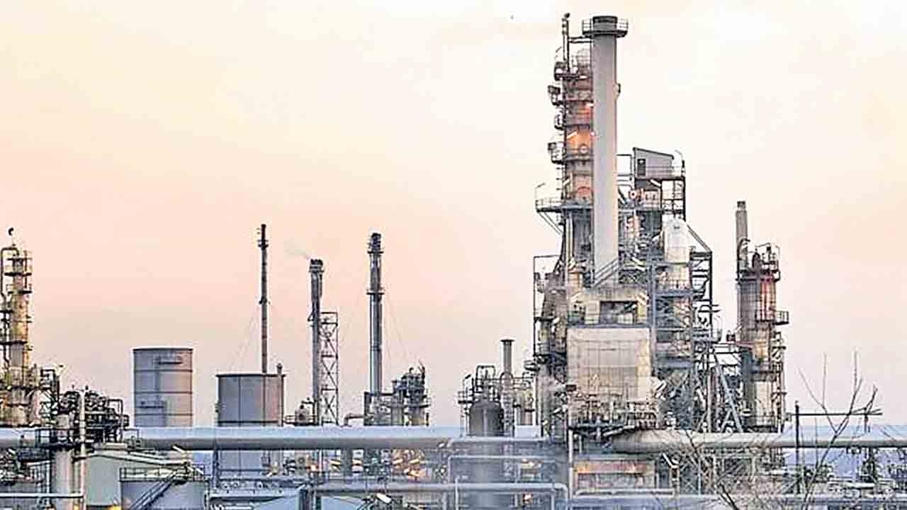 48 పరిశ్రమలకు కరెంట్‌ కట్‌.. సరైన సర్టిఫికెట్లు లేవంటూ సాకులు