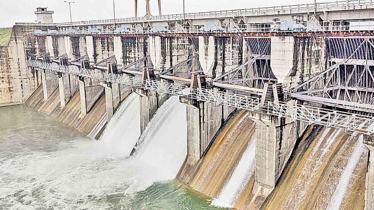 రిజర్వాయర్ల లీకేజీలపై పట్టింపేది.. మరమ్మతులను పట్టించుకోని సర్కార్‌