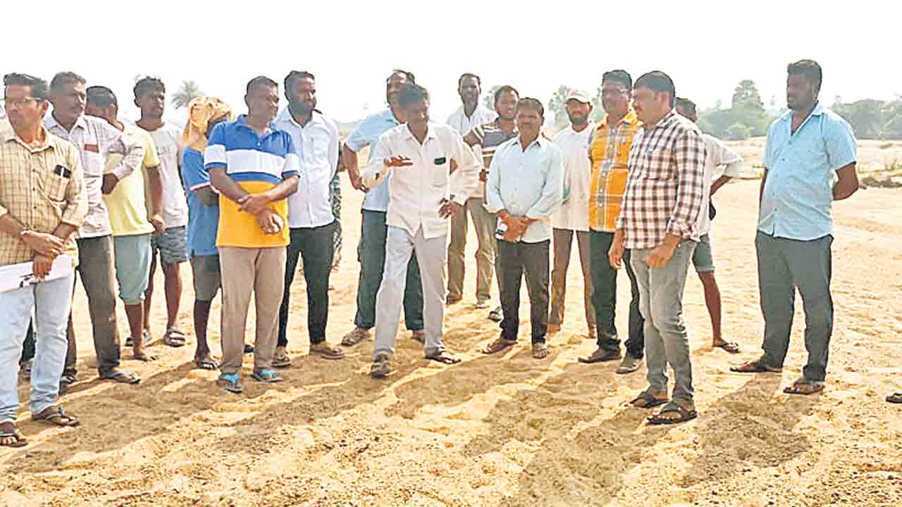 ఇసుక క్వారీపై తిరగబడ్డ రైతులు