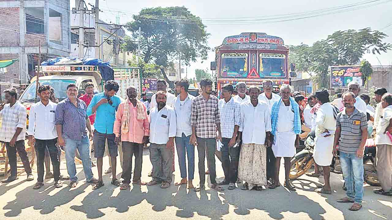 యూరియా కోసం రైతుల ధర్నా.. సాంకేతిక సమస్యతో ఇబ్బందులు