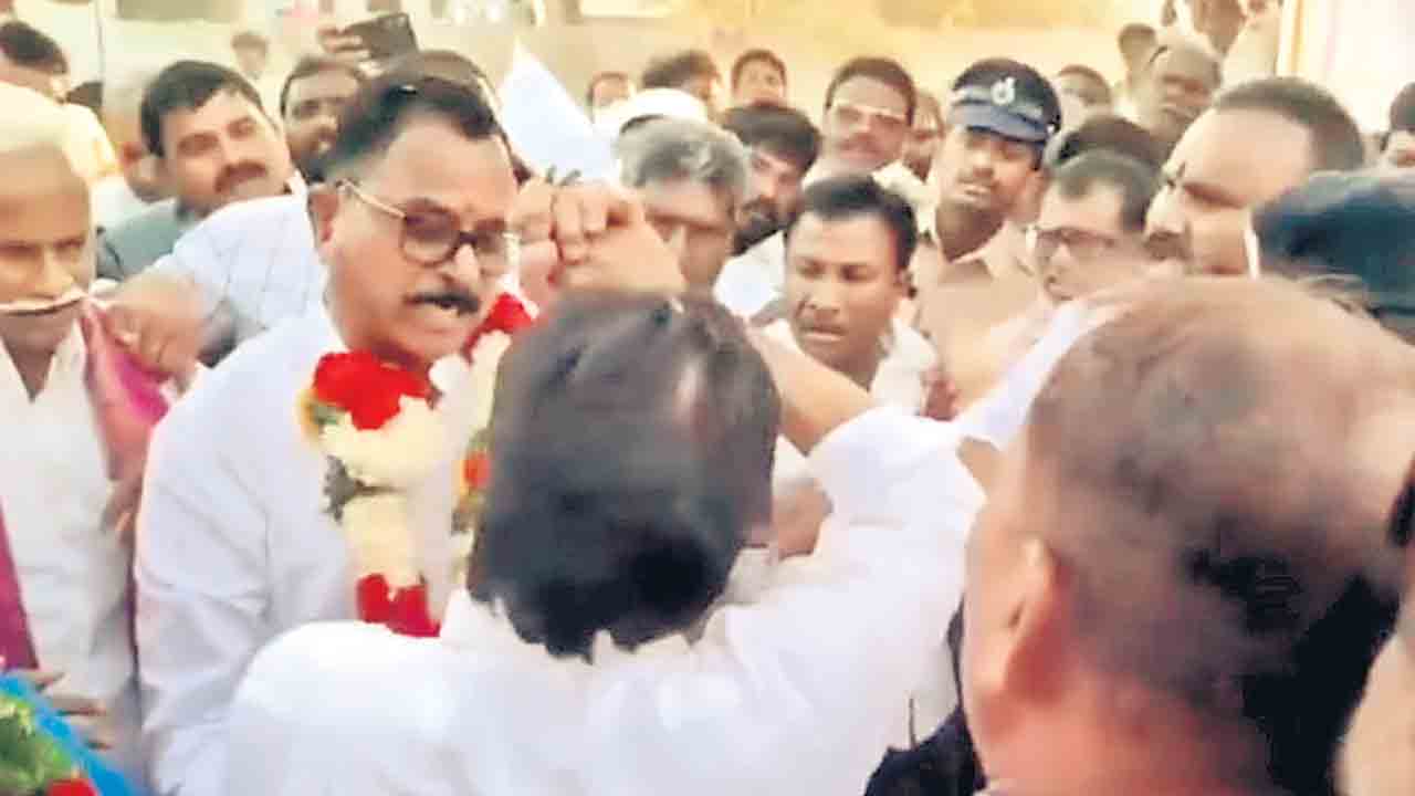 బీఆర్‌ఎస్‌ ఎమ్మెల్యేపై కాంగ్రెస్‌ ఎంపీ దౌర్జన్యం.. విజయుడిపై చేయిచేసుకున్న మల్లు రవి