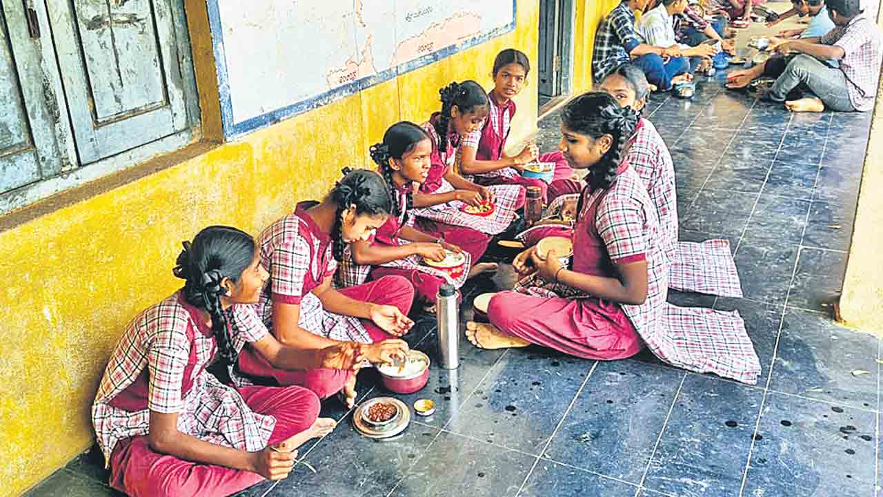 మధ్యాహ్న భోజనంలో నీళ్లచారు