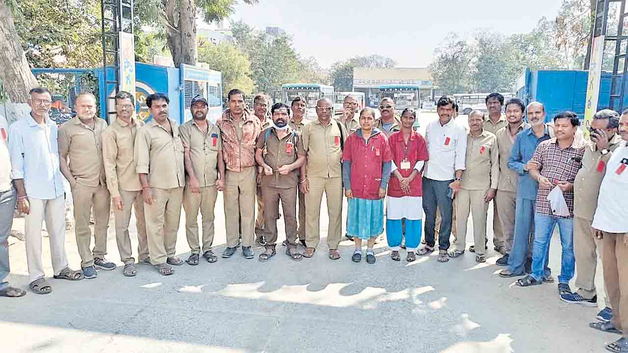 2,072 కోట్లకు ‘మహాలక్ష్మి’ బాకీ.. ‘ఆర్టీసీ పోరాటదినం’ కార్యక్రమంలో జేఏసీ నేతలు