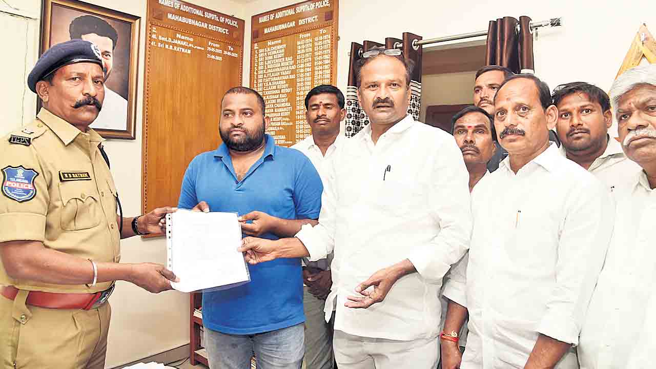 బీఆర్‌ఎస్‌ కార్యకర్తపై కాంగ్రెస్‌ గూండాల దాడి