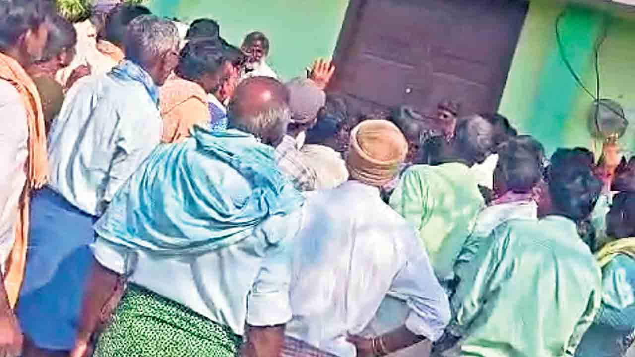 యూరియా కోసం రైతు వేదికకు తాళం