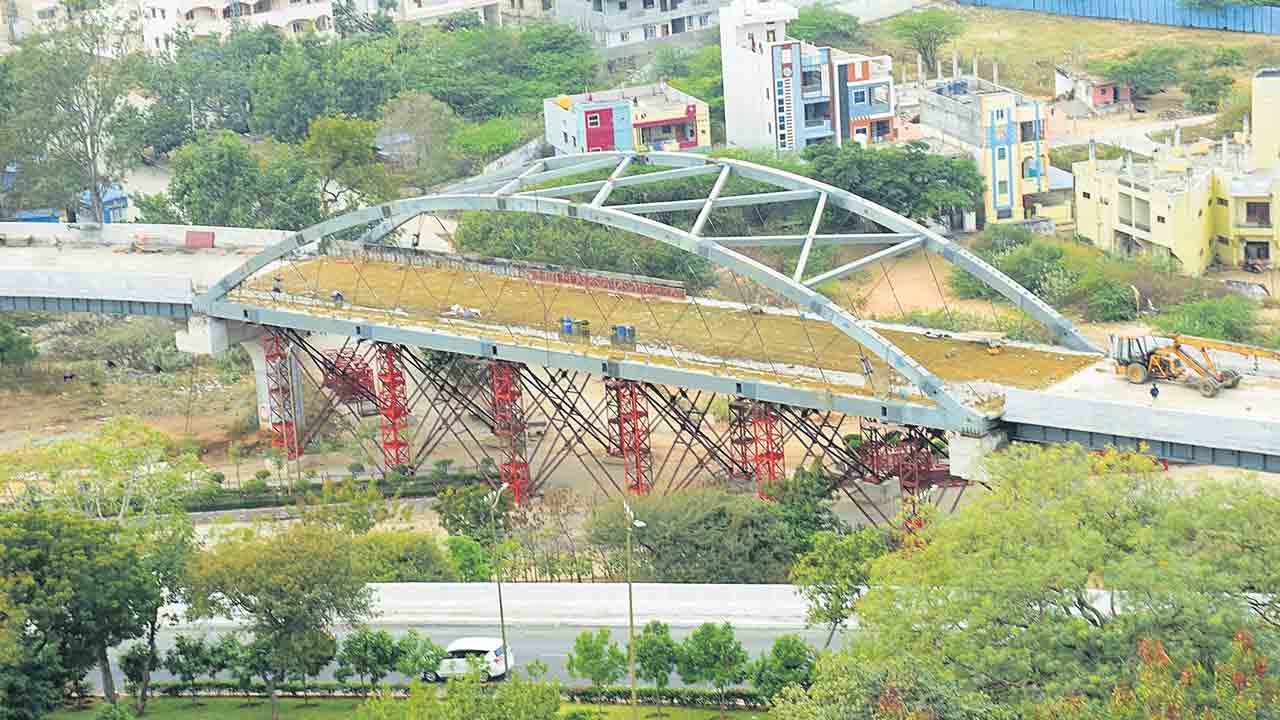 ఆర్చ్‌ బ్రిడ్జి అద్భుతం… యాదగిరిగుట్టలో రెండు కొండల మధ్య రూపుదిద్దుకుంటున్న నెట్‌ వర్క్‌ ఆర్చ్‌ బ్రిడ్జి