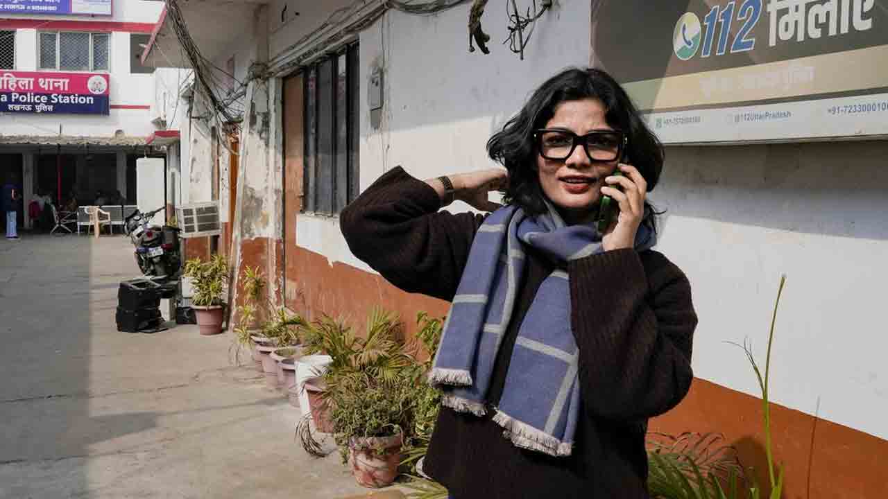 మోదీపై వ్యాఖ్యల కేసులో గాయనికి నోటీసు