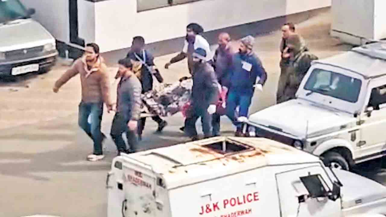 లోయలో పడిన సైనిక వాహనం