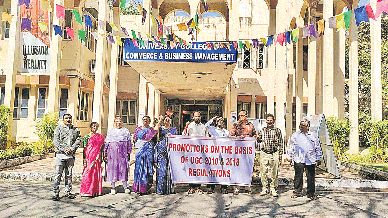 100 రోజులకు చేరిన ఓయూ అధ్యాపకుల నిరసన