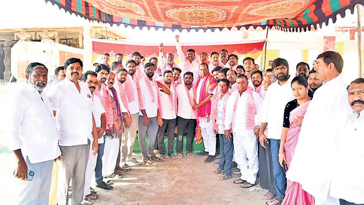 బీఆర్‌ఎస్‌లో చేరికల జోరు.. భారీగా కాంగ్రెస్‌, బీజేపీ నేతల చేరిక